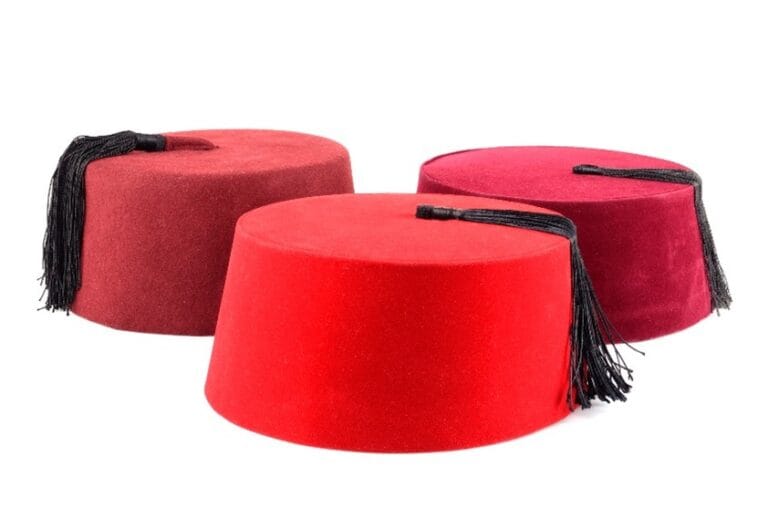 يعد الطربوش أحد أبرز الرموز التراثية في العالم العربي والإسلامي، فهو ليس مجرد غطاء للرأس، بل يحمل في طيّاته قصة طويلة من التحولات التاريخية والثقافية التي امتدّت من شمال إفريقيا إلى بلاد الشام والأناضول