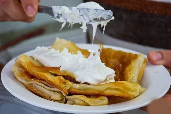 الكاهي والقيمر من اشهر اطباق الفطور العراقي. يتكون من طبقات رقيقة من العجين المخبوزة ويقدم مع قيمر كثيف مصنوع من حليب الجاموس.