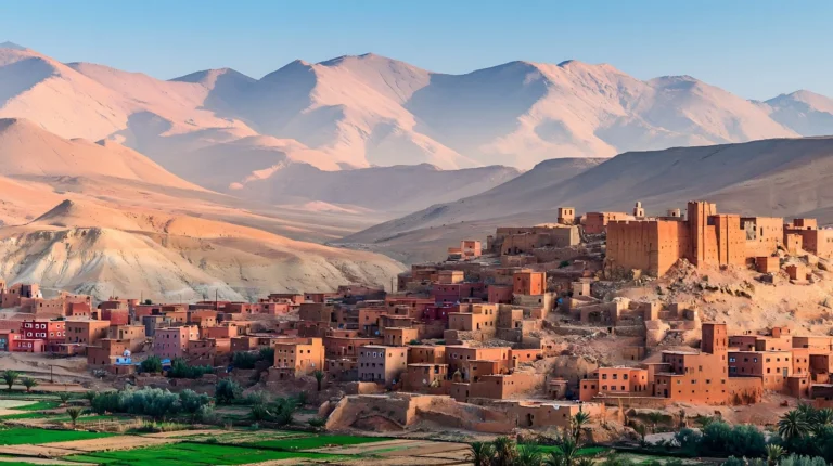 تُعرف تافيلالت بتاريخها العريق المرتبط بالقوافل الصحراوية والتجارة العابرة للصحراء، كما تُعد موطنًا لعمارة أمازيغية-عربية تقليدية