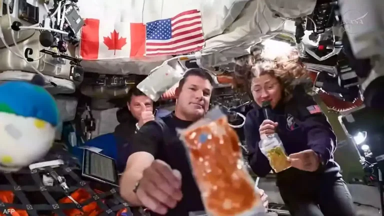 استكشف هنا الطعام الذي يتناوله رواد الفضاء في رحلة "أرتيميس 2" إلى القمر، بما في ذلك طبق الكسكس الشهي الذي يتمتع به رواد الفضاء في أعماق الفضاء!